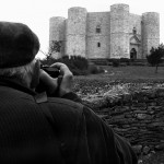 BERENGO GARDIN. Ho conosciuto Mirella alcuni anni fa, in occasione di un reportage fotografico che ho realizzato ad Andria. Ho apprezzato molto la sua capacità di scrivere bellissime poesie. Scopro ora che fa anche ottime fotografie.