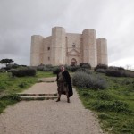 Rüdiger Gerolf Biernat in abiti medievali, ai piedi di Castel del Monte